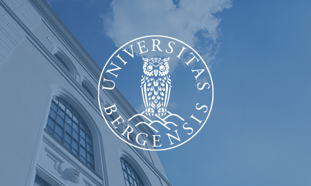 Illustrasjon som viser et foto av Universitetsmuseet i Bergen og UiBs emblem. 